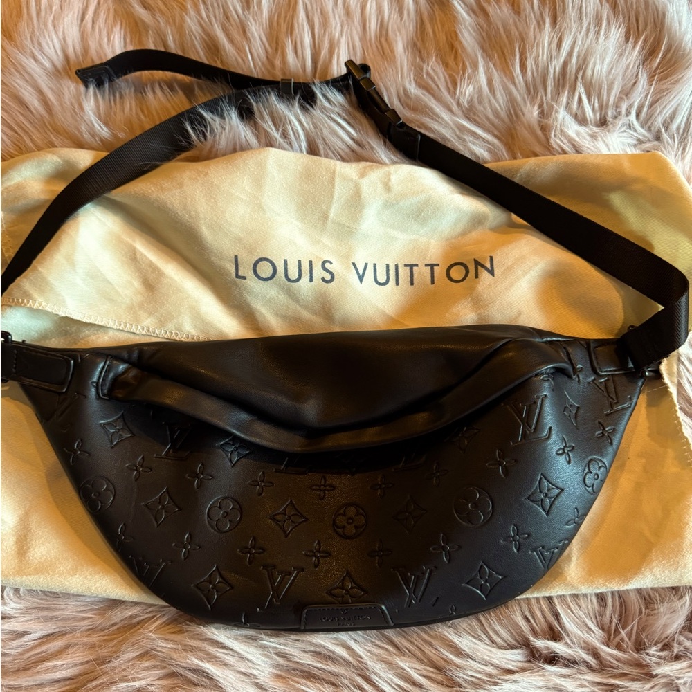 Men’s Fanny pack or crossbody bag.
